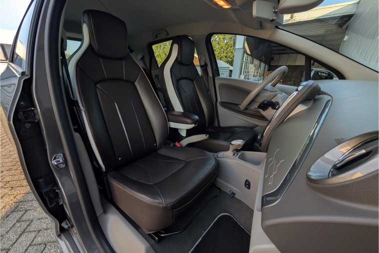 Vehicle Image 12
