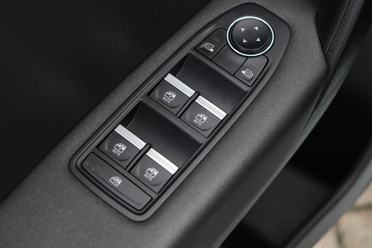 Vehicle Image 25