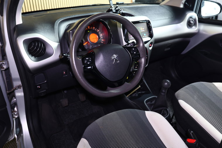 Vehicle Image 25