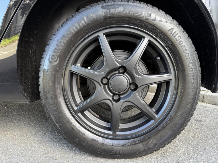 Vehicle Image 12