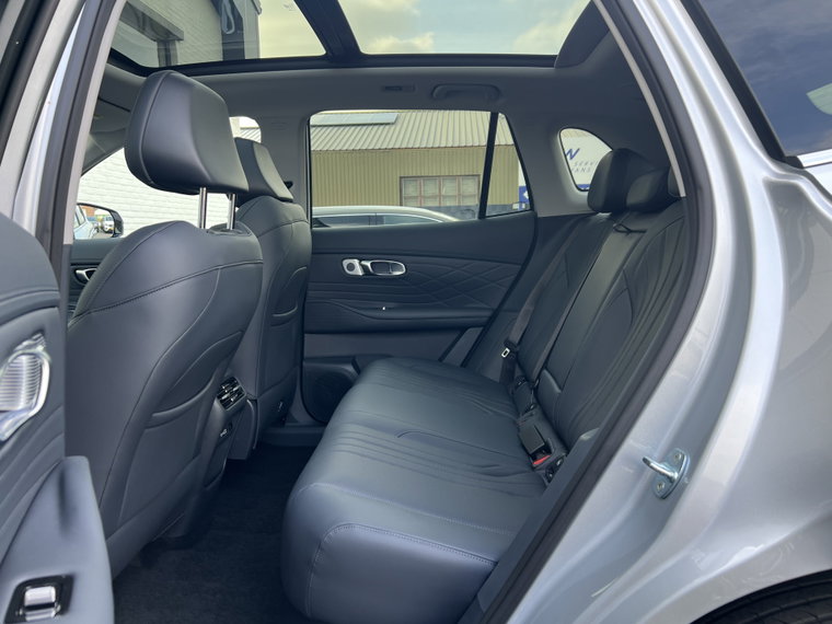 Vehicle Image 25
