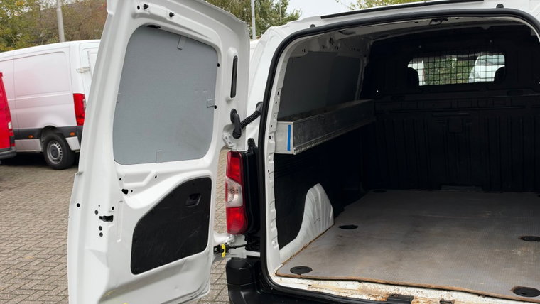 Vehicle Image 9