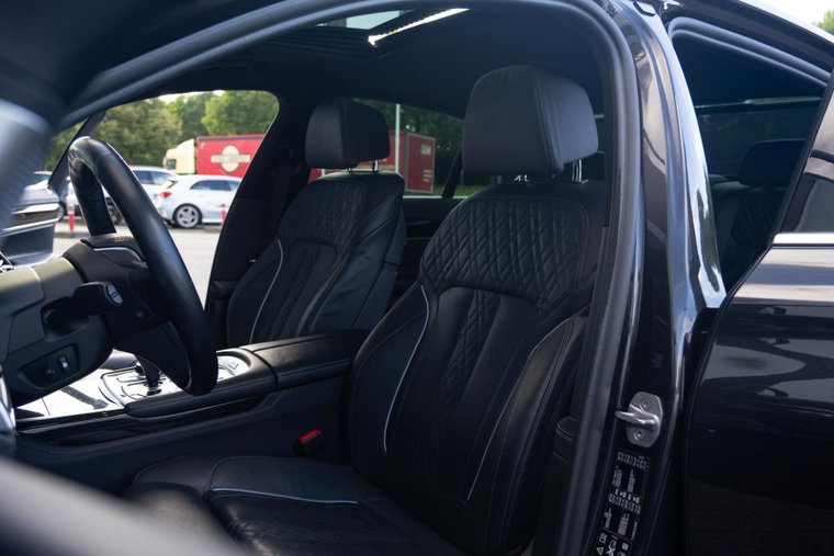 Vehicle Image 12