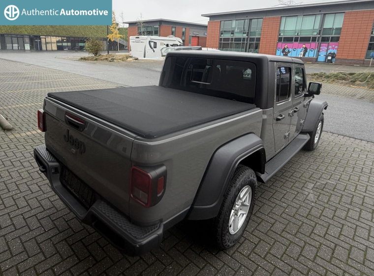 Vehicle Image 8