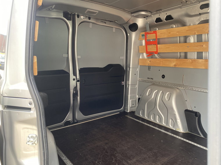 Vehicle Image 32
