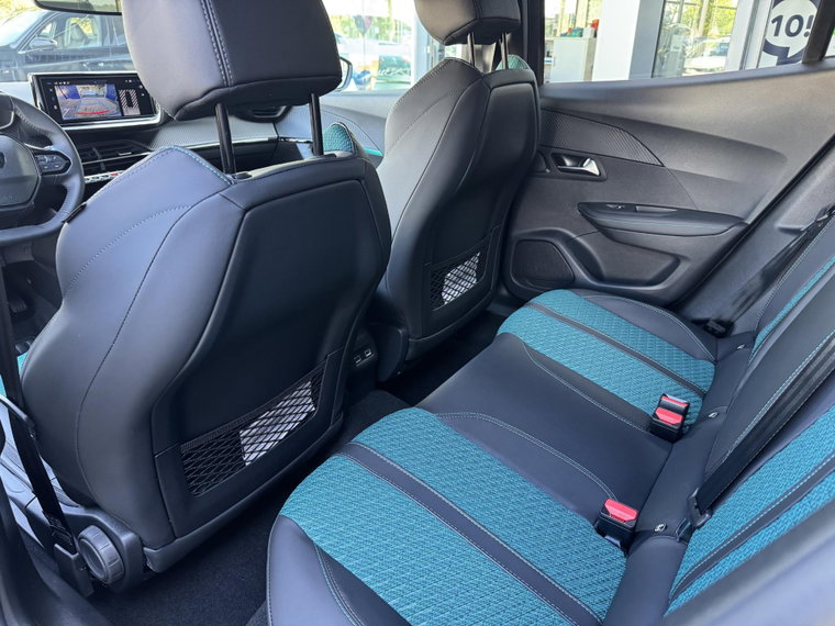Vehicle Image 23