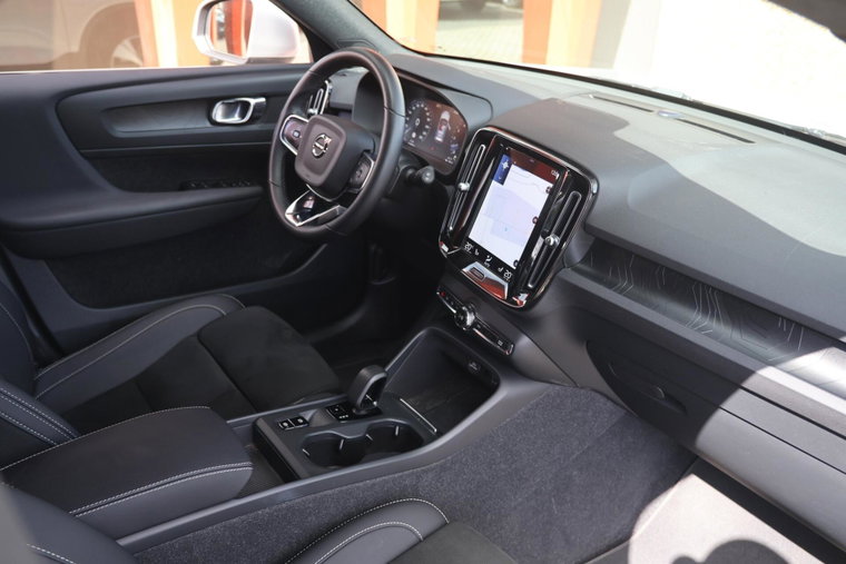 Vehicle Image 25
