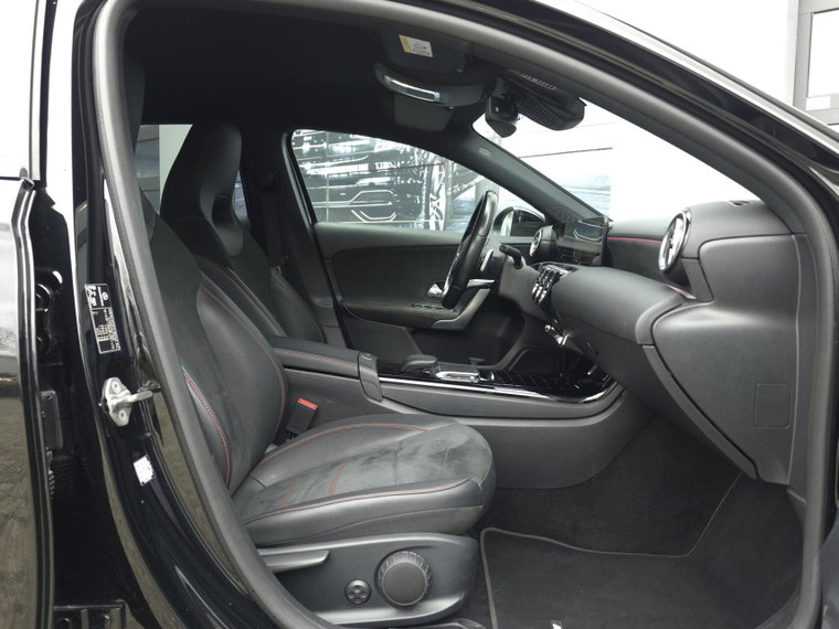 Vehicle Image 32