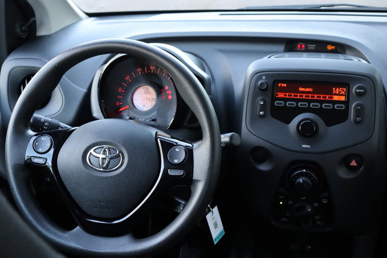 Vehicle Image 12
