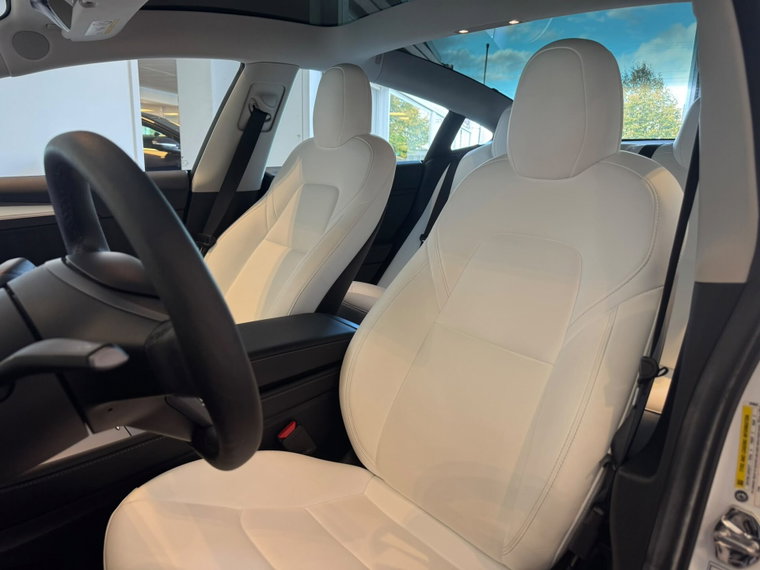 Vehicle Image 16