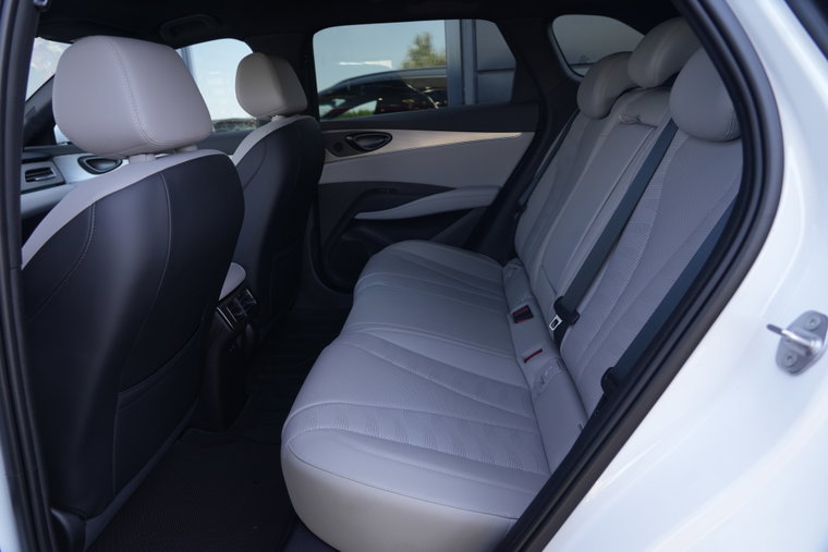 Vehicle Image 25