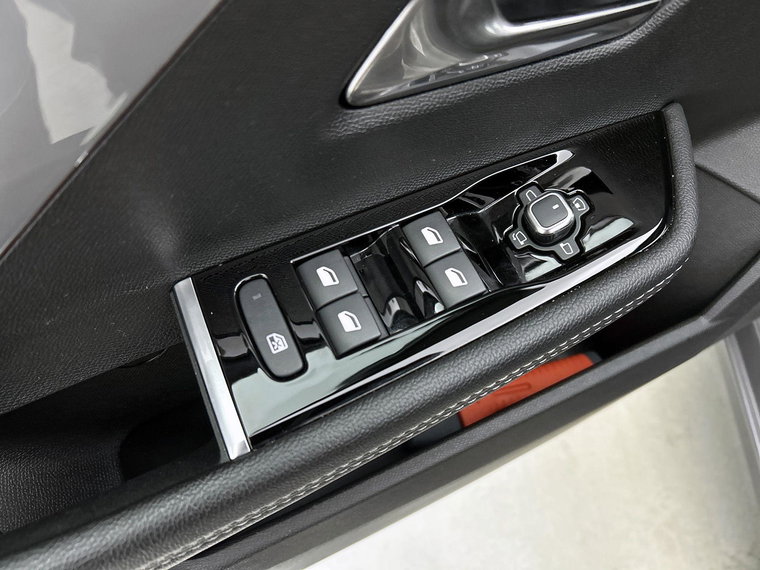 Vehicle Image 32