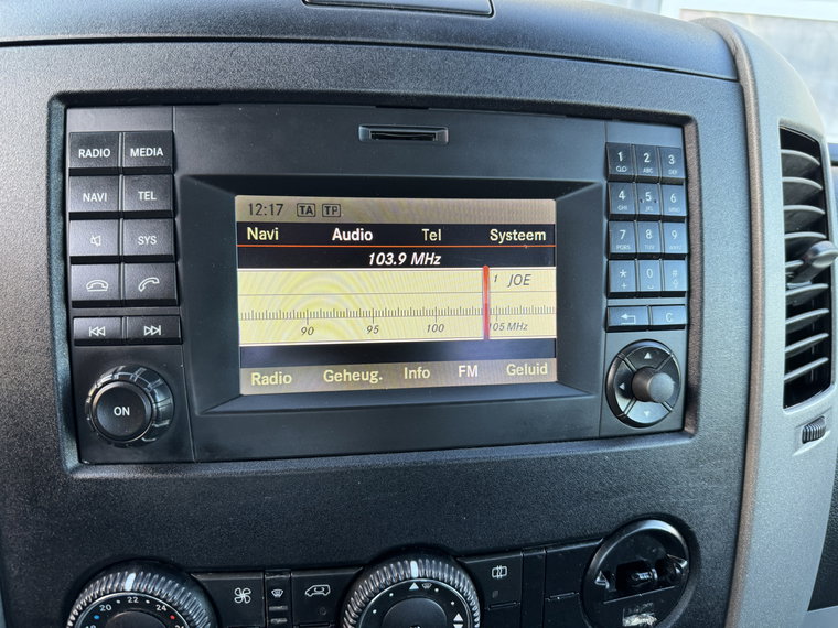 Vehicle Image 32