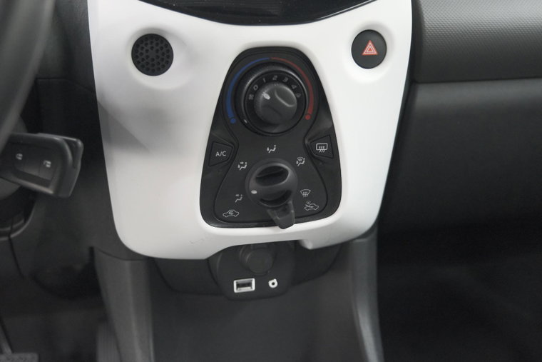 Vehicle Image 25