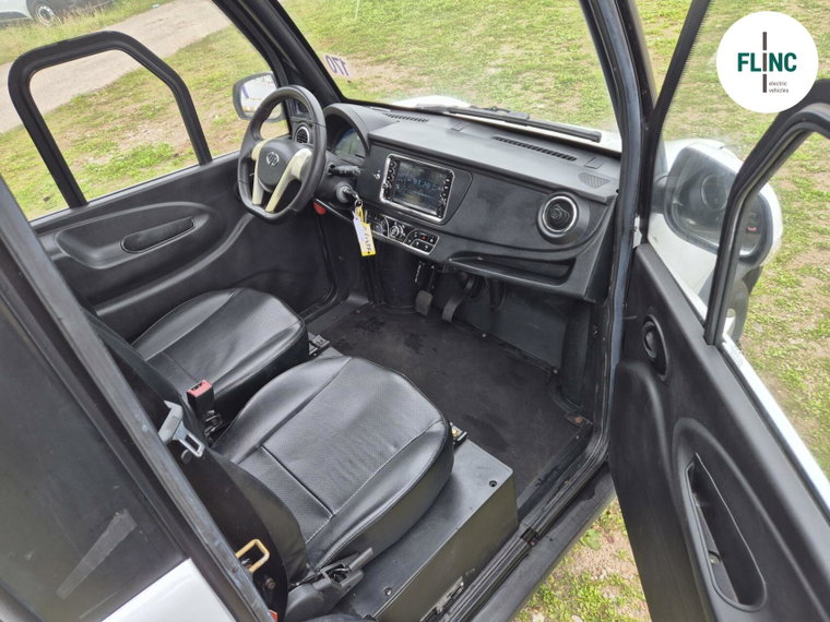 Vehicle Image 12