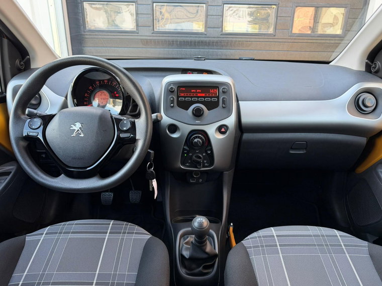Vehicle Image 25