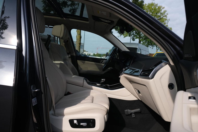 Vehicle Image 32
