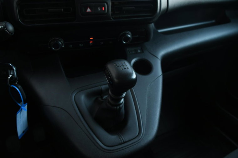 Vehicle Image 25