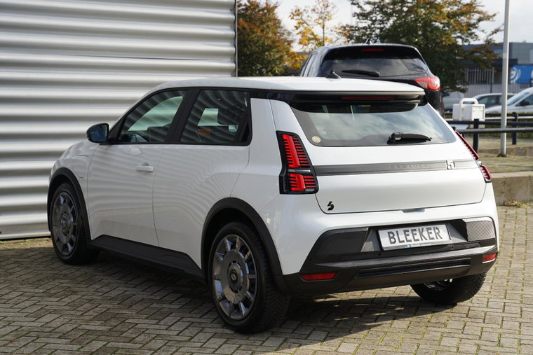 Vehicle Image 8
