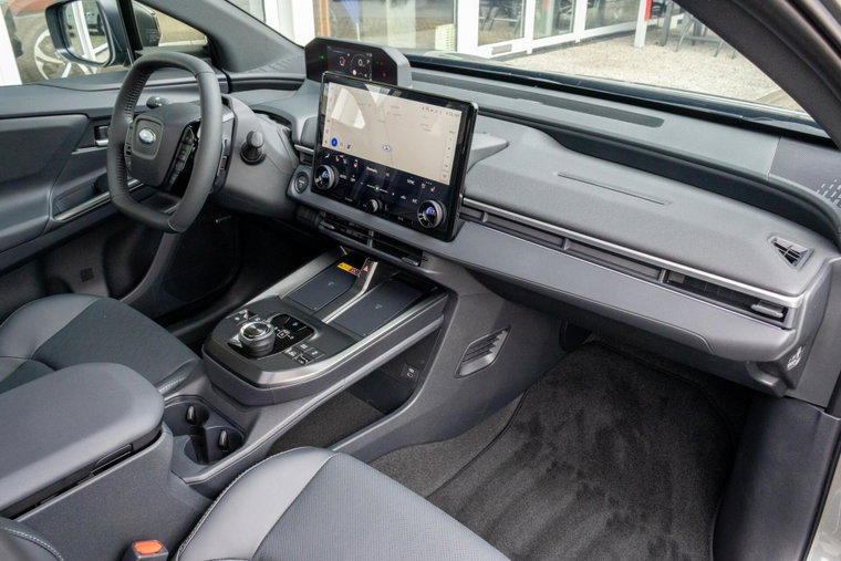 Vehicle Image 9