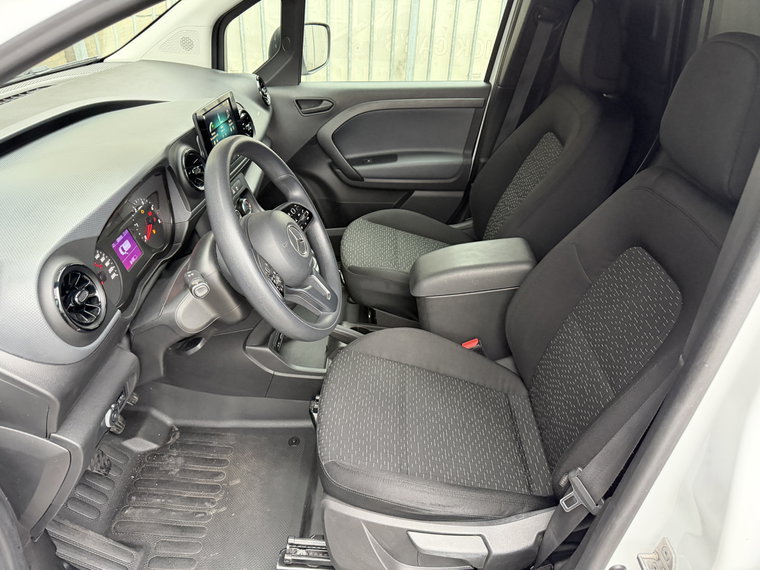 Vehicle Image 32