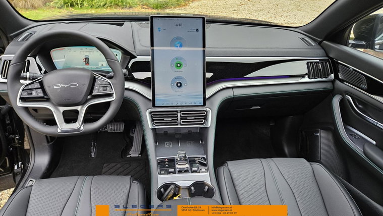 Vehicle Image 25