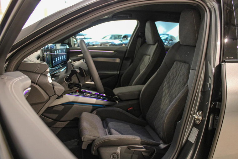Vehicle Image 12