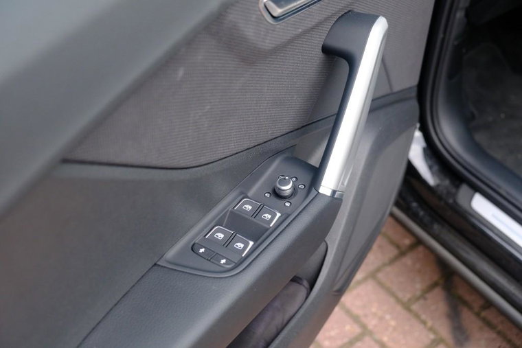 Vehicle Image 25