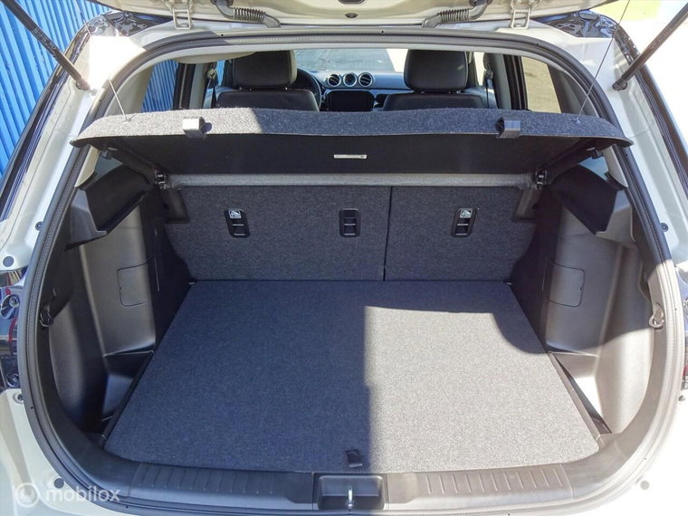 Vehicle Image 25