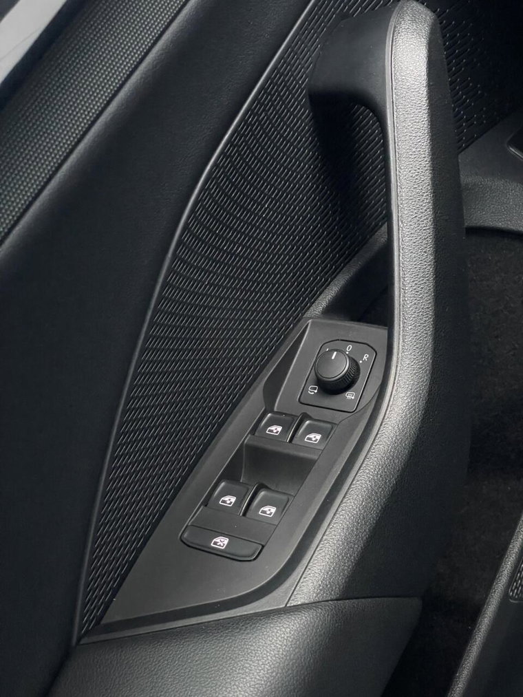 Vehicle Image 32