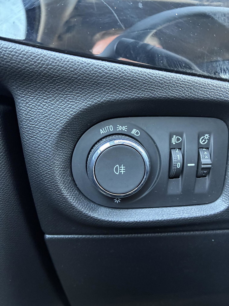 Vehicle Image 25