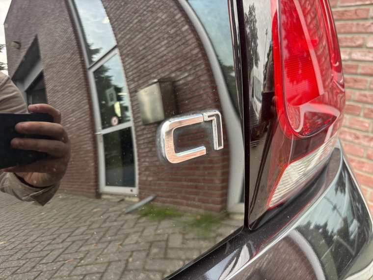 Vehicle Image 12