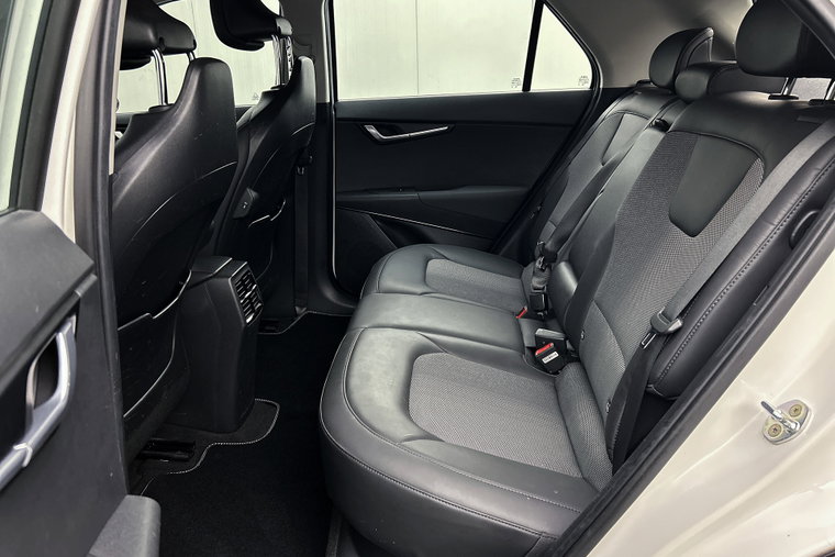Vehicle Image 25