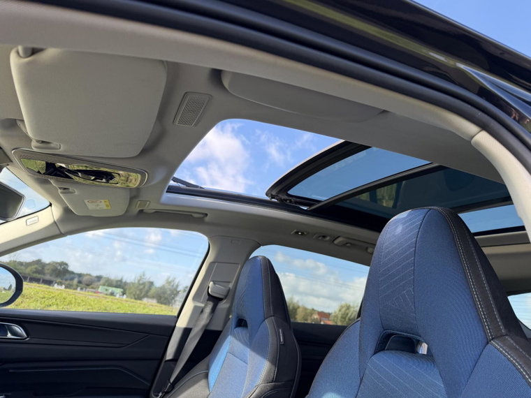 Vehicle Image 25