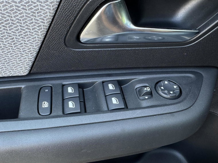 Vehicle Image 28