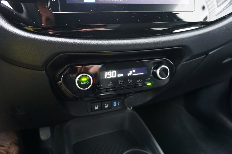 Vehicle Image 25