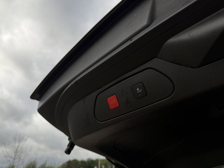 Vehicle Image 25