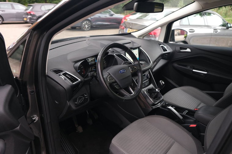 Vehicle Image 16