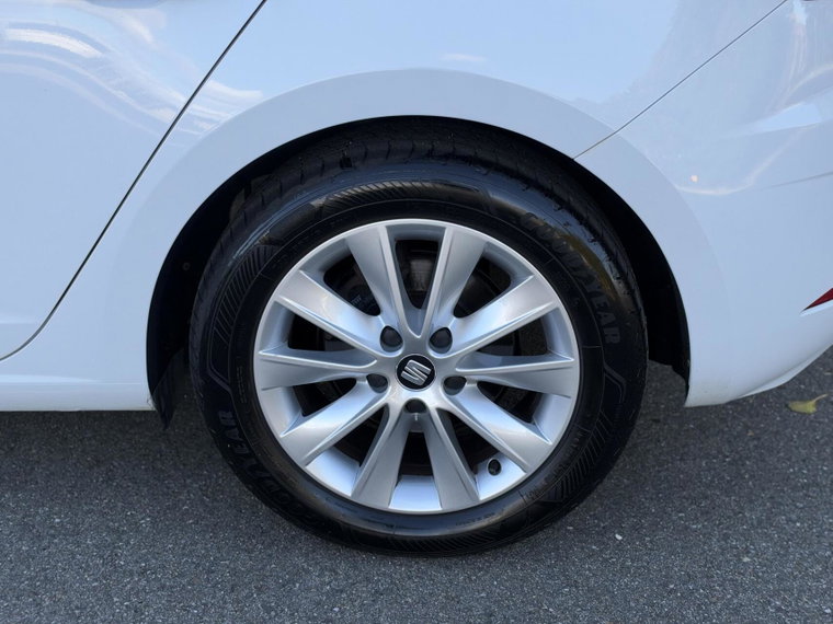 Vehicle Image 25