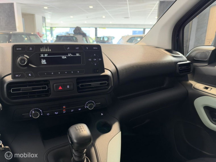 Vehicle Image 17