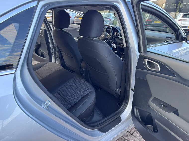 Vehicle Image 25