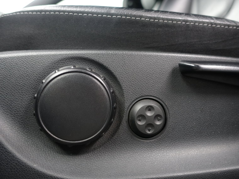Vehicle Image 25