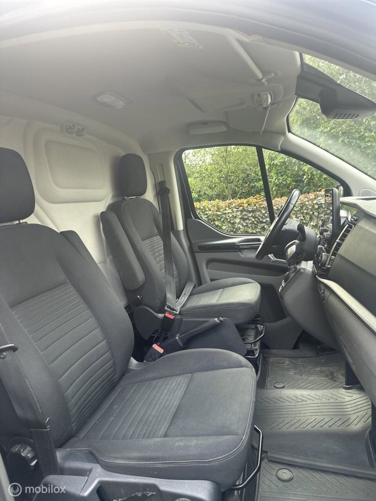 Vehicle Image 32