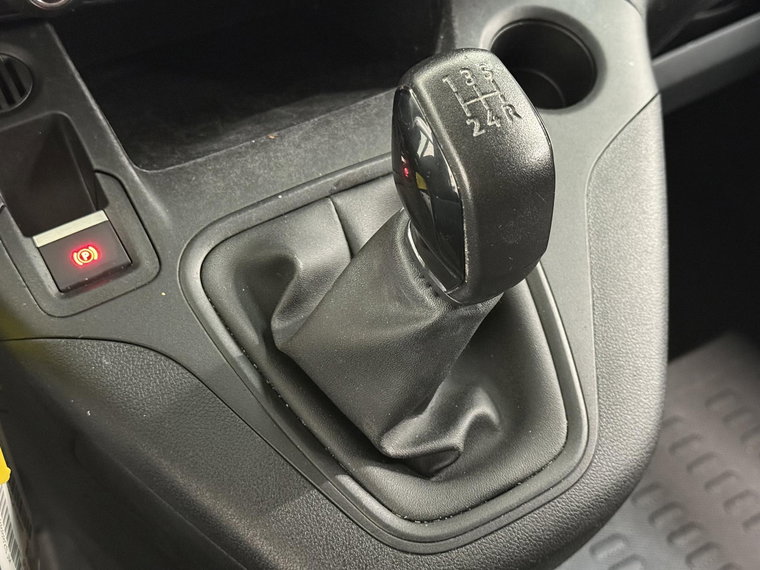 Vehicle Image 25