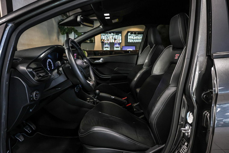 Vehicle Image 9