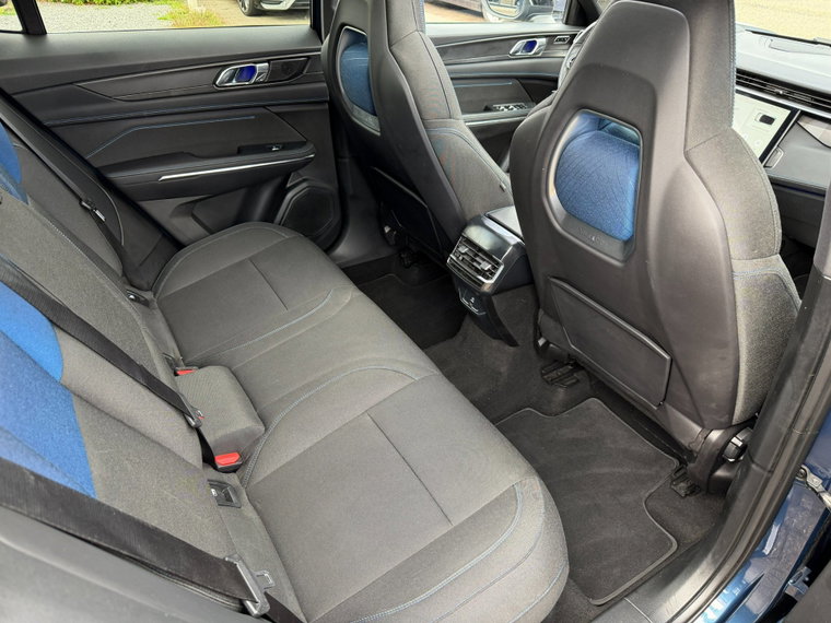 Vehicle Image 25