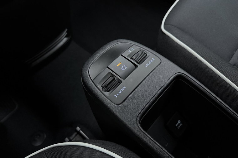 Vehicle Image 25