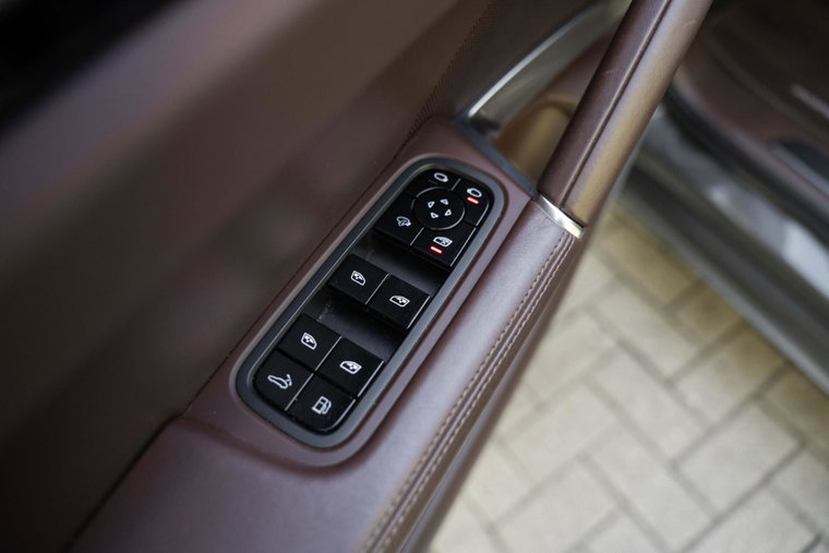 Vehicle Image 25