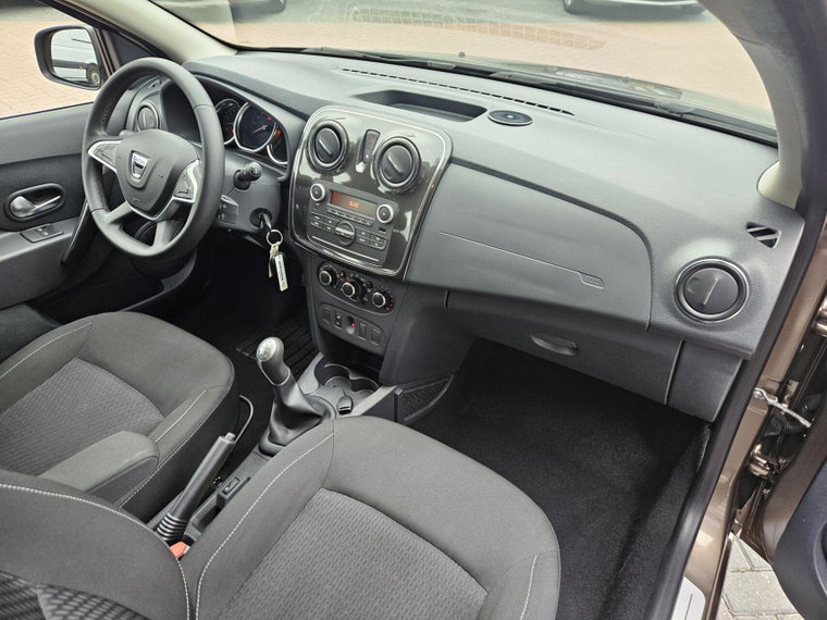 Vehicle Image 25