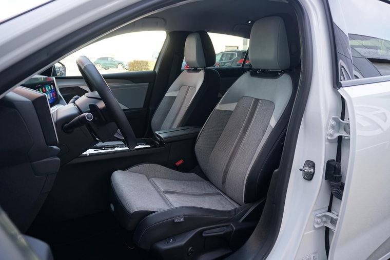 Vehicle Image 25